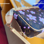 ⁦حقيبة "تشيري بلوسوم" ميني (Cherry Blossom Mini Bag) – نمط المونوجرام الفني⁩ - الصورة ⁦4⁩