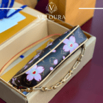 ⁦حقيبة "تشيري بلوسوم" ميني (Cherry Blossom Mini Bag) – نمط المونوجرام الفني⁩ - الصورة ⁦5⁩