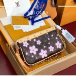 ⁦حقيبة "تشيري بلوسوم" ميني (Cherry Blossom Mini Bag) – نمط المونوجرام الفني⁩ - الصورة ⁦7⁩