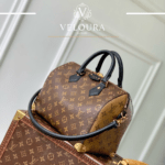 حقيبة سبيذي Speedy Style Bag An elegant Speedy-style bag inspired by classic travel trunks, combining timeless monogram design with modern versatility.