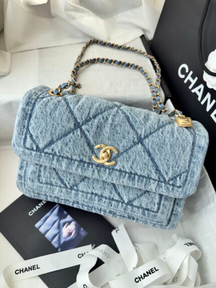Denim Chain Bag with a Chic Vintage Touch 💙✨